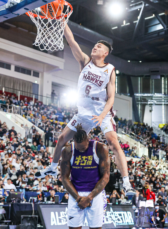 T1灌籃大賽 劉駿霆飛越霍華德滿分奪冠 | 華視新聞