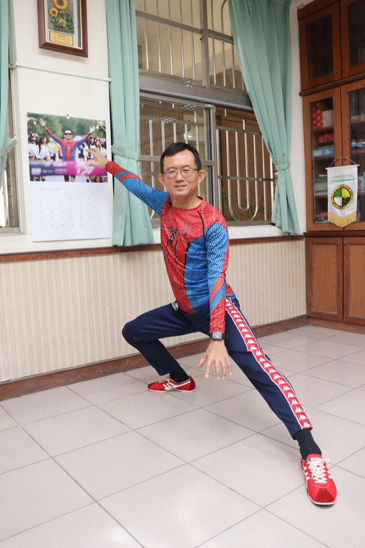 熱血蜘蛛人校長 寫下百場馬拉松、鐵人紀錄 | 華視新聞
