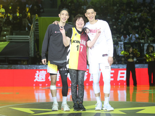 林書豪、林書緯兄弟對決  媽媽穿特製球衣加油