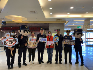 228連假台東景點另類風景 員警變裝宣導防詐