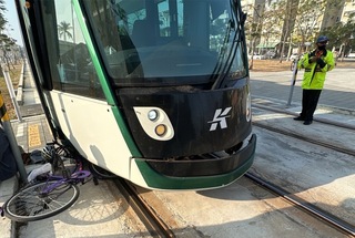 高雄輕軌又被撞 老翁騎單車碰撞擦傷