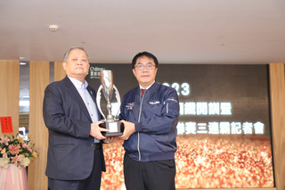 台鋼足球隊3連霸 黃偉哲盼培養台灣梅西