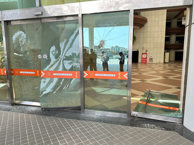 男子持榔頭砸台南市政中心 6扇玻璃門被毀 | 華視新聞