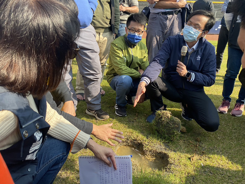 竹市議員會勘棒球場撿到石頭 要求市府儘速改善 | 華視新聞