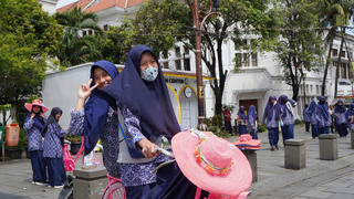 印尼省長建議高中生提早至5時上學  教師家長反對