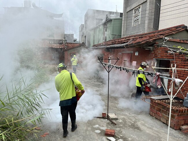 防堵登革熱 高雄茄萣環境掃蕩開2罰單 | 華視新聞