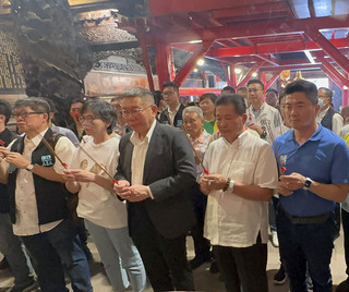 藍營稱拋服貿議題為拉深藍票 柯文哲：所有票都要