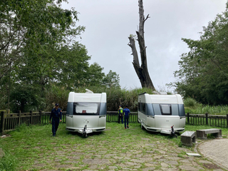 露營車違規停放夫妻樹旁 玉管處端午開罰取締亂象