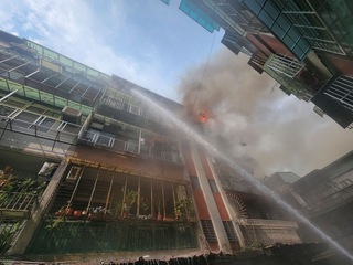 北市萬華區民宅火警冒濃煙 警消馳援幸無人受困