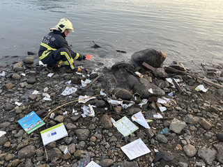 歡慶期末考結束  淡水8國中生河邊燒課本遭報警