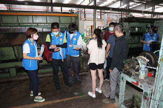 竹縣府稽查鳳山溪4家沿岸工廠  2家需改善