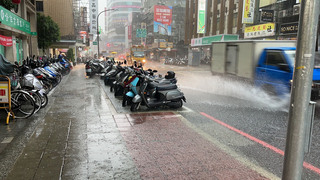 豪雨狂炸 新北三重板橋部分路段積水達腳踝