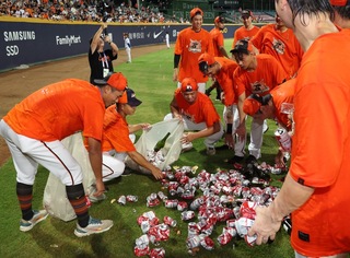 慶功完自發收拾垃圾  陳傑憲：工作人員很辛苦