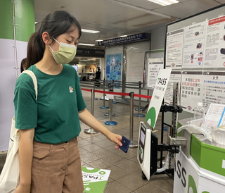 通勤月票上路首日  觀光客也買來用