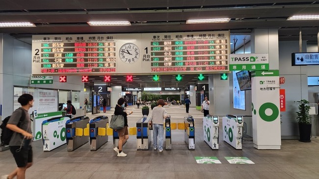 南高屏通勤月票上路首日  適逢週末使用民眾不多 | 華視新聞