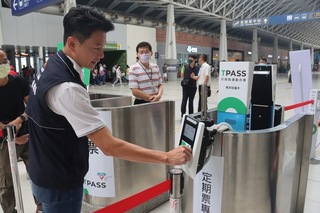 台中交通月票上路 市民早鳥票逾1.7萬人購買