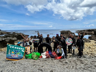 蘭嶼淨灘清213公斤海廢 宣導勿用化學性防曬