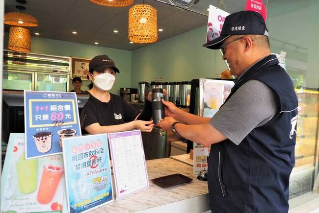 桃園飲料店告別一次性塑料杯  上路首日稽查皆合格 | 華視新聞