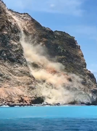 龜山島「龜首」土石崩塌 賞鯨船遊客直擊塵土飛揚