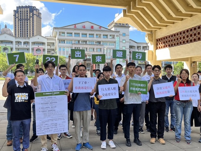高雄學生發起行人路權遊行  多政黨響應 | 華視新聞