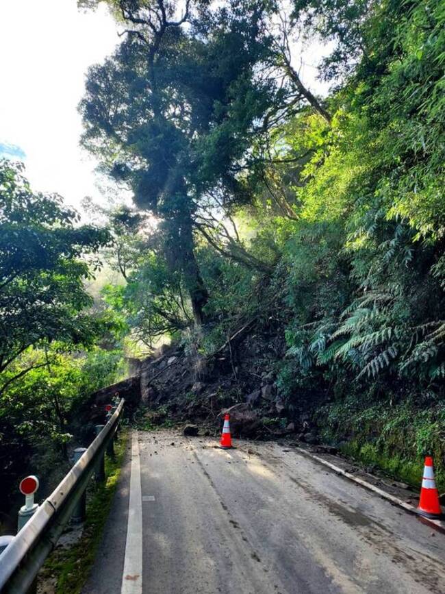 台14甲南投翠峰路段坍方搶通1夜 清晨又落石阻斷 | 華視新聞