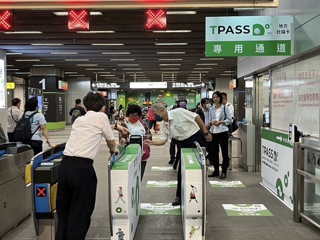 TPASS月票首個上班日  高雄部分乘客未開卡卡關 | 華視新聞