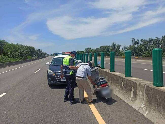 77歲翁騎車誤闖西濱快速道又逆向 雲林警攔停救援 | 華視新聞
