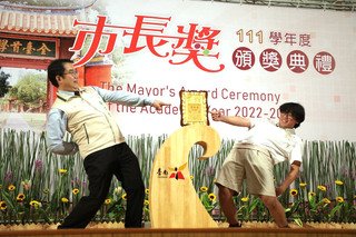 市長獎創意合照受期待  黃偉哲忍腰傷配合擺拍