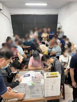 高雄警破獲快閃賭場逮48賭客 7旬嬤也來試手氣