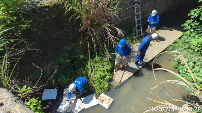 歇業鑄鋁廠重油染黑溪流 新北環保最高可罰300萬 | 華視新聞