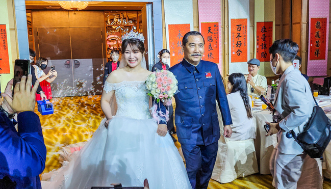 高雄中醫師扮國父嫁女兒  「毛澤東」祝賀驚豔全場 | 華視新聞