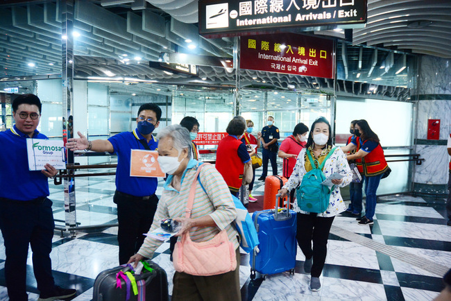 花蓮曼谷包機對飛 首梯遊客期待麻辣鍋及珍奶 | 華視新聞