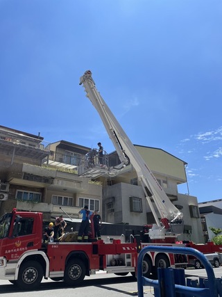 移工遭稽查逃亡工地吊臂 市府出動雲梯車勸說解危