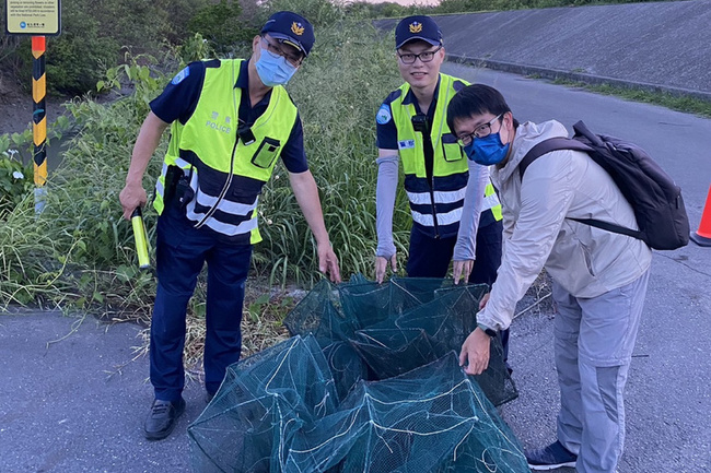 台江國家公園陸蟹繁殖期  警方護蟹取締獵捕 | 華視新聞