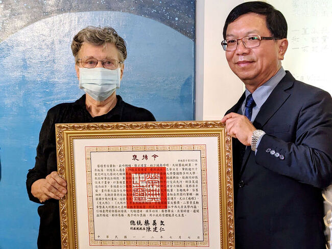 藝術家蕭勤辭世  文化部代表頒贈總統褒揚令 | 華視新聞