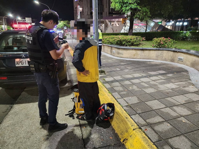 日籍男留學生騎機車自摔山溝迷路  新北警助脫困 | 華視新聞