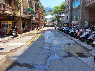 基隆成功一路地下水管破裂挖修 400戶受波及停水