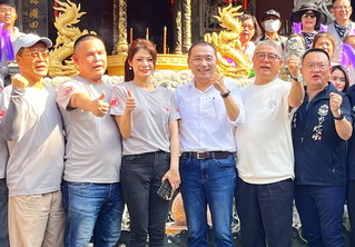 侯友宜回嘉義拜票 綠議員同框民進黨將議處