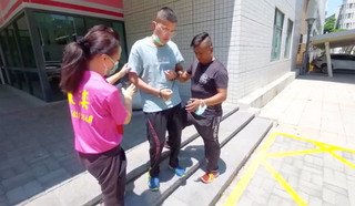 5年來突破性嘗試 傘兵秦良丰下階梯父親熱淚盈眶