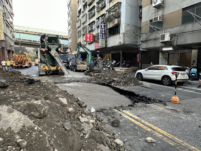 北市南京西路天坑回填完成  預計下午恢復通行 | 華視新聞