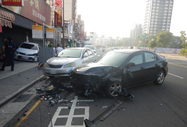 台中男子酒駕撞3車  騎士機警閃過無人傷 | 華視新聞