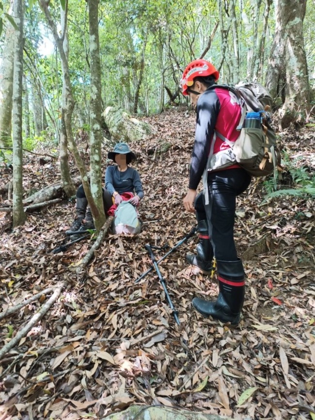 竹縣五峰登山迷路警消救援 1女尋獲1男失聯 | 華視新聞