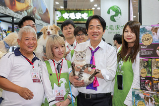 曾收編浪浪  賴清德參觀寵物展與毛小孩合影