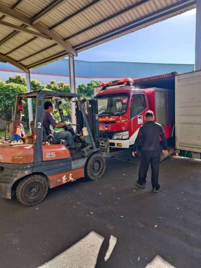彰化企業家收購翻新救災車捐烏克蘭 44輛裝櫃上路 | 華視新聞