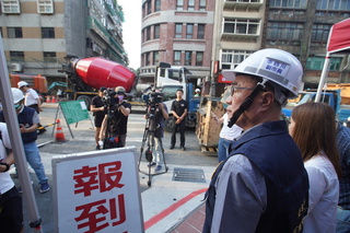 北市南京西路天坑 李四川：若無掏空最快13日晚通車