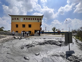 屏東萬丹泥火山噴發3公尺高 泥漿漫流農田寺廟