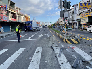 屏東大貨車疑剎車失靈 連撞停等紅燈5輛車