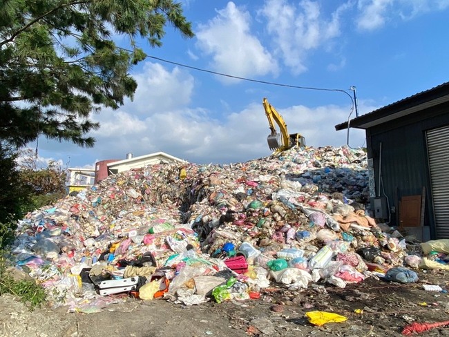 南投埔里逾8千噸垃圾堆積 居民陳情臭氣沖天 | 華視新聞