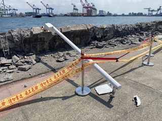 貨櫃船出高雄港發生擦撞  導航燈、護岸等多處損壞