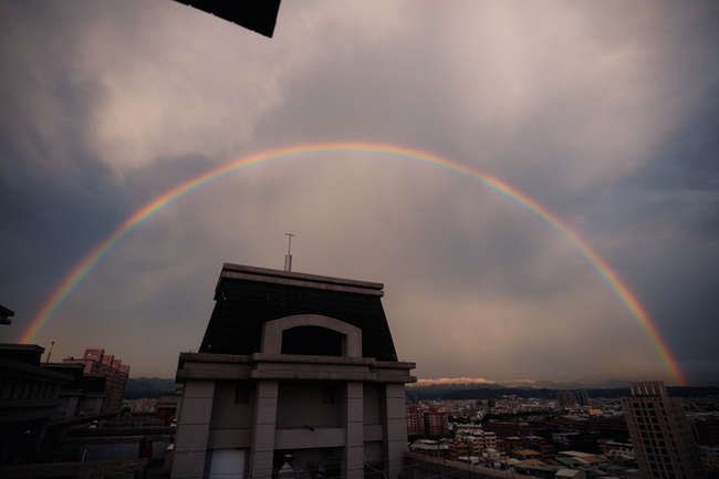 台中大雨後彩虹橫跨可見玉山 攝影師拍下美景 | 華視新聞